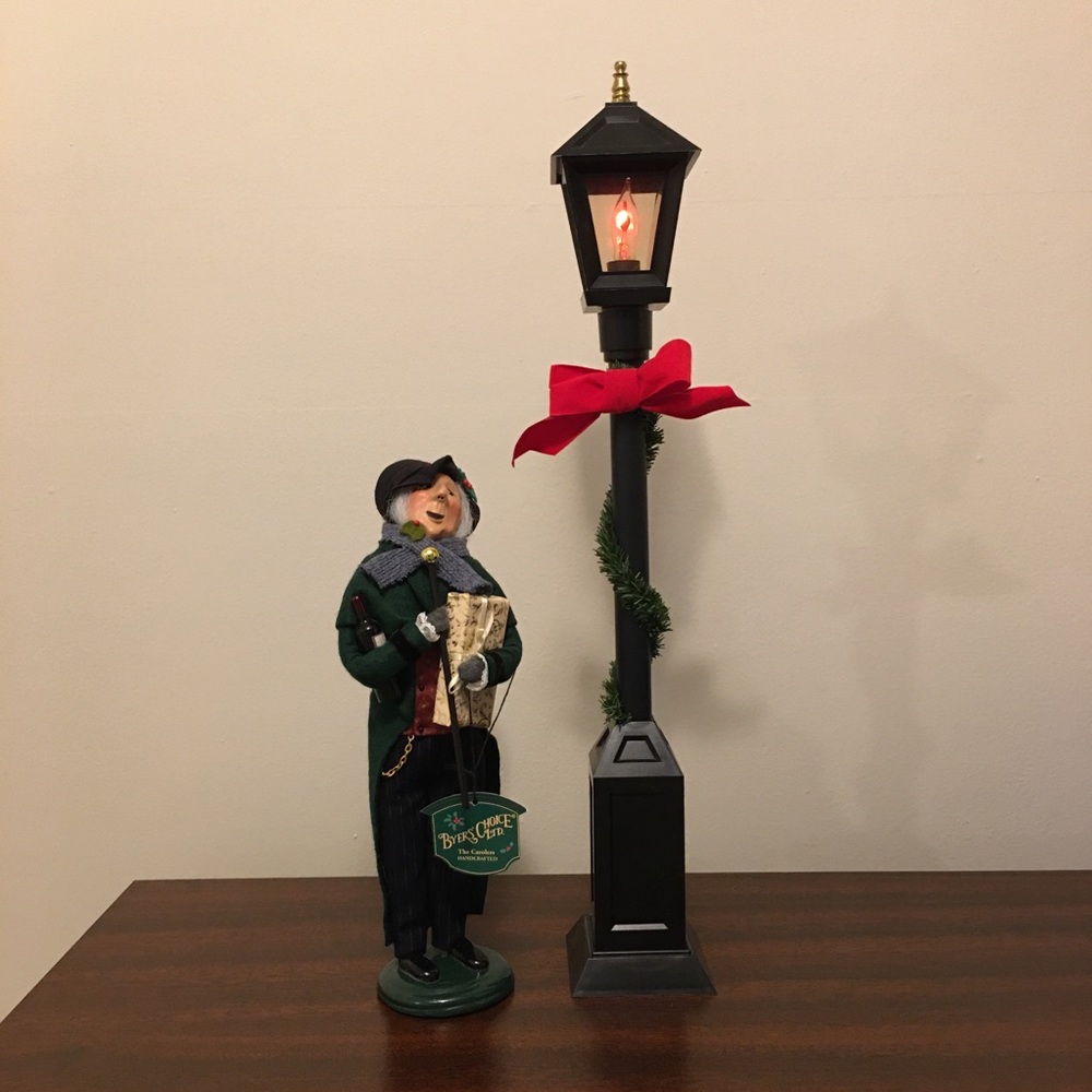 Byers' Choice Flickering Lamp Post